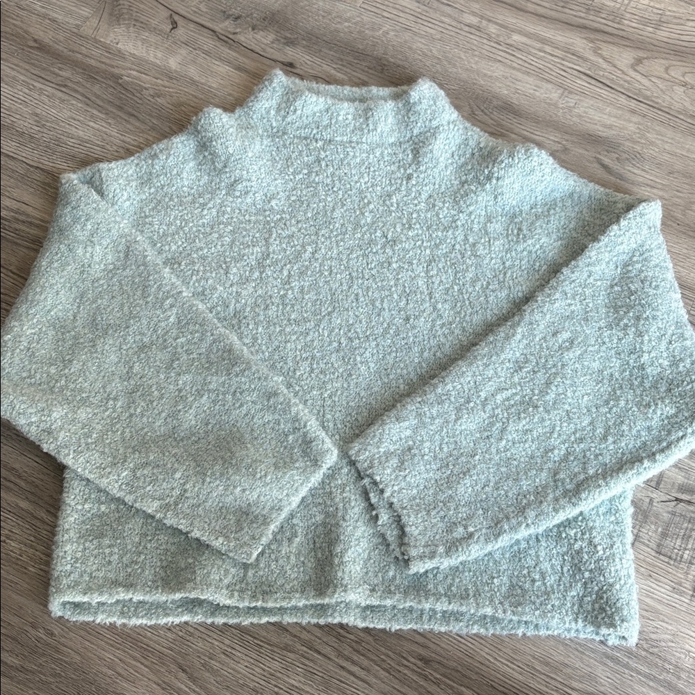 NEW Abercrombie cropped sweater size small/medium NWOT - Picture 3 of 9